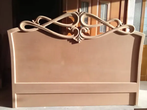Ornament i gdhendur për kokë krevati