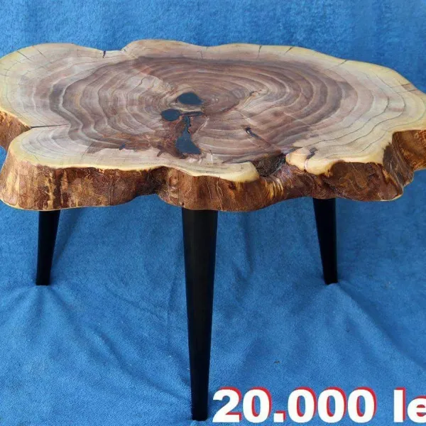 Tavolinë nga trung druri