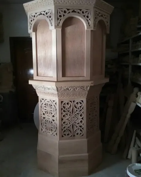Ambonë kishe e gdhendur 5