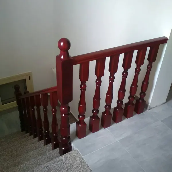 Shkallë me parvaz dhe kolona druri 2