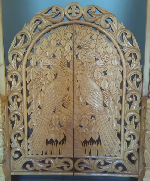Ikonostas me dyer të gdhendura me pallonj 2