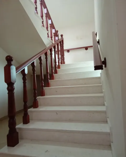 Parvaz shkalle me kolona të tornuara 5