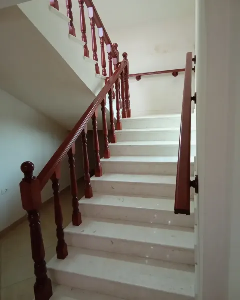 Parvaz shkalle me kolona të tornuara 6