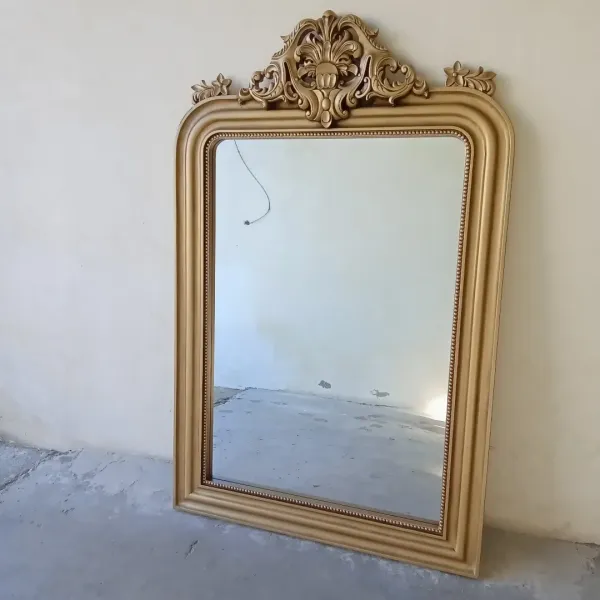 Pasqyrë me kornizë të artë barok