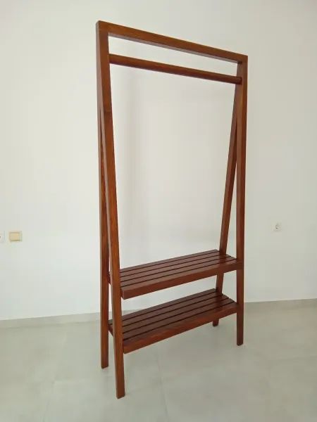Varëse rrobash druri